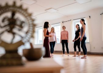 Yoga in English a Tradiční jóga a filosofie s Terezou Vernerovou